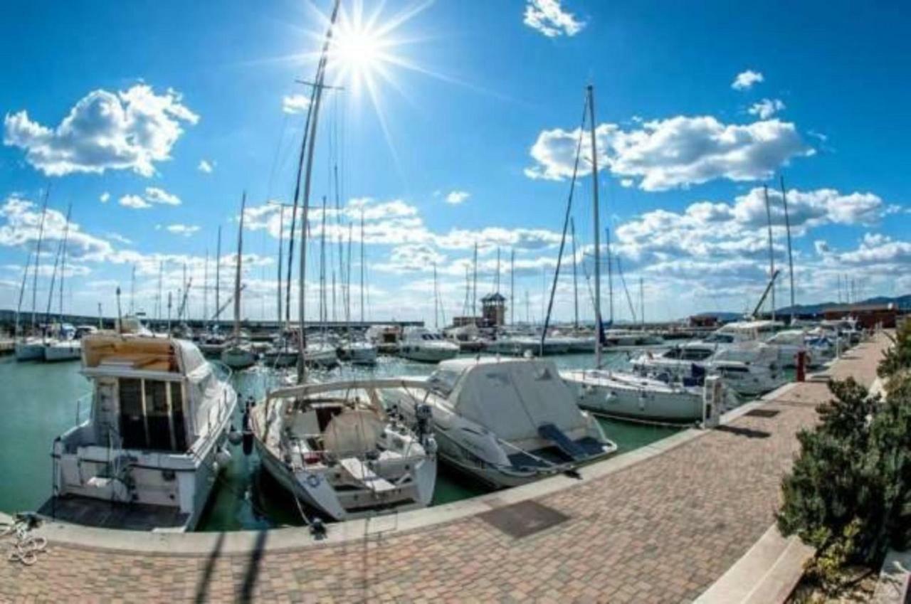 Yacht Suite Marina Di Grosseto Bagian luar foto