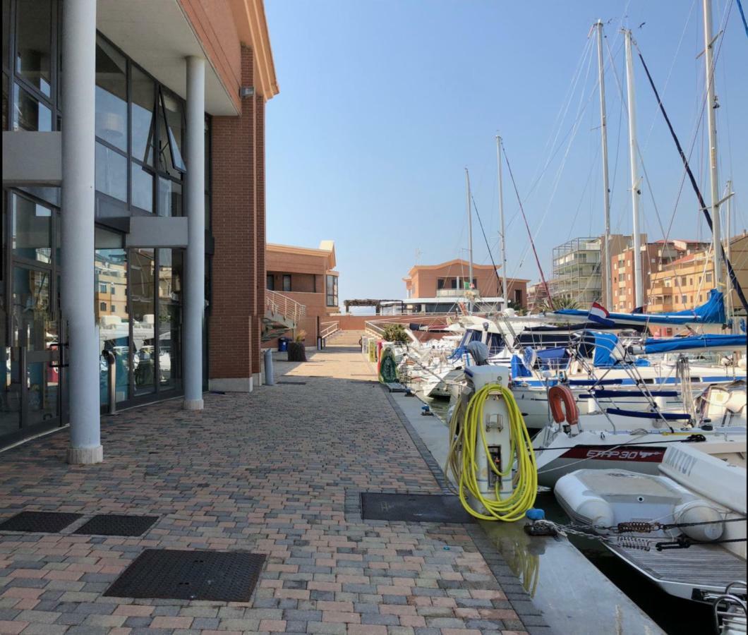 Yacht Suite Marina Di Grosseto Bagian luar foto