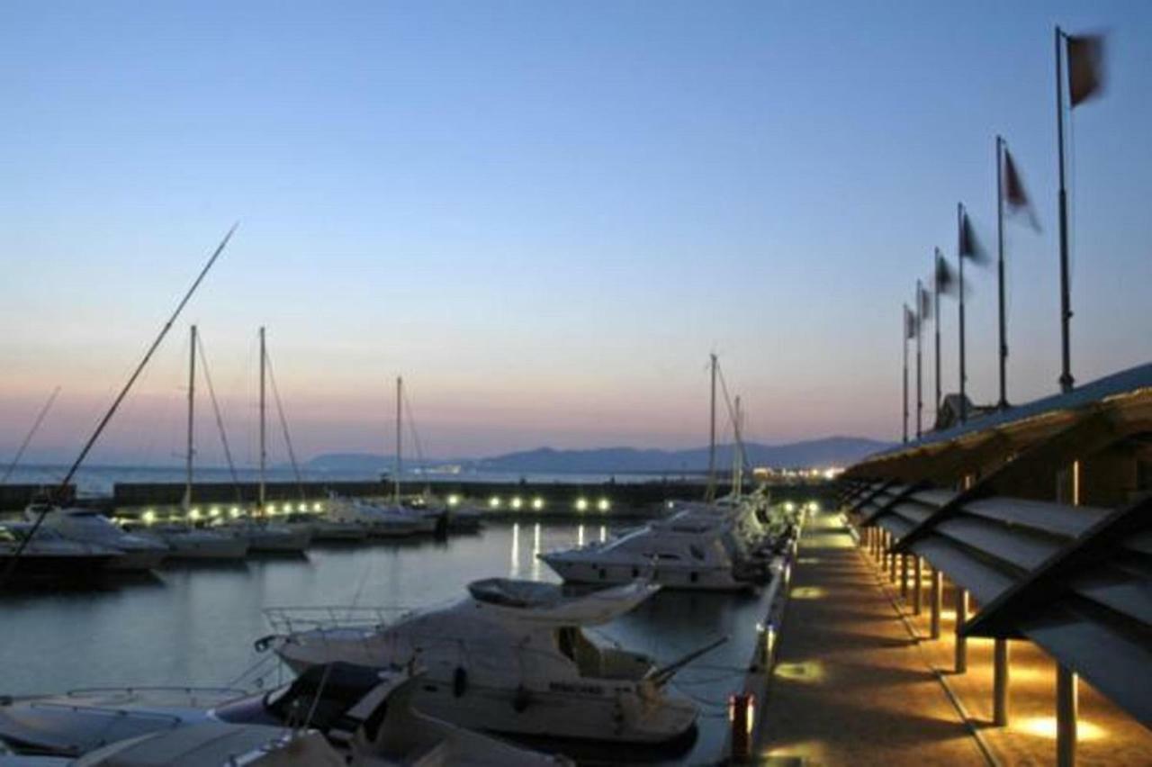 Yacht Suite Marina Di Grosseto Bagian luar foto